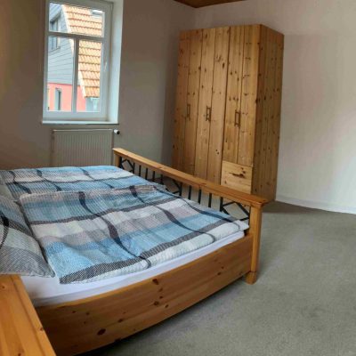 Schlafzimmer mit Doppelbett in der Ferienwohnung Herzbergblick