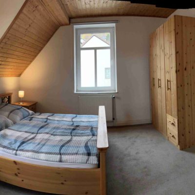 Schlafzimmer mit Doppelbett in der Ferienwohnung Herzbergblick