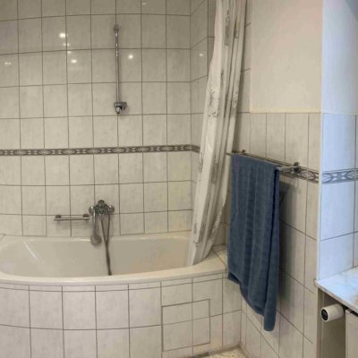 Badezimmer mit Badewanne und Dusche