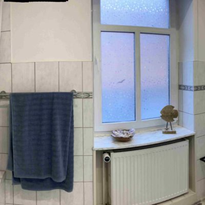 Badezimmer mit Badewanne und Dusche