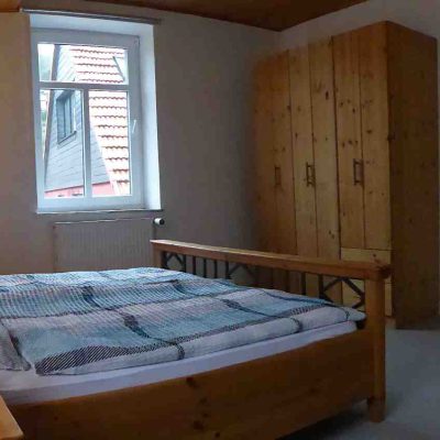 Schlafzimmer mit Doppelbett in der Ferienwohnung Herzbergblick
